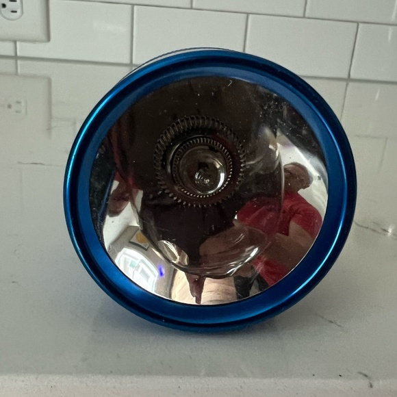 MAG-LITE 2 Cell Flashlight in Blue - Picture 5 of 7